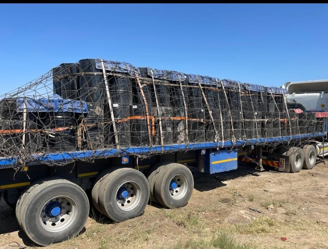 Bitumen drum delivery truck